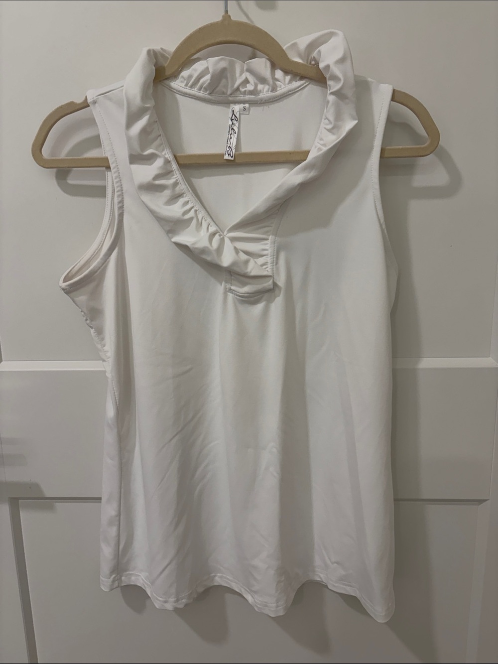 Lulu-B White Sleeveless Ruffle V-Neck Tank Top